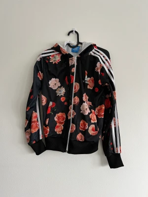 Fejk Adidas hoodie - Fejk Adidas Hoodie med blommor på, använd med bra skick. Köpare står för frakt
