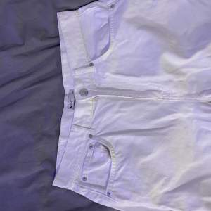 Säljer dessa vita byxor från Hm som jag använt 2 gånger, som nya utan skador. De har slits på båda benen längst ner 