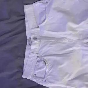 Säljer dessa vita byxor från Hm som jag använt 2 gånger, som nya utan skador. De har slits på båda benen längst ner 