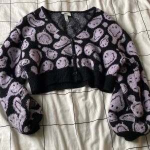 Smiley kofta - En lila svart smiley kofta som är i jättefint skick, strl xs