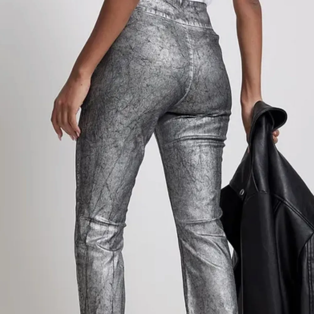 så jäkla coola jeans i silver som är lite stora på mig, använda men i bra skick!. Jeans & Byxor.