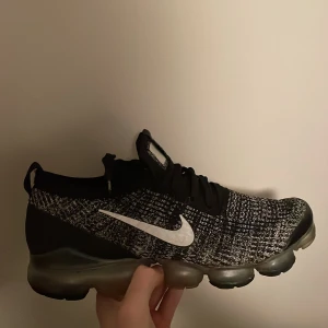 Nike air vapormax flyktigt 3 storlek 45 - Säljer ett par knappt använda Nike air vapormax flyktigt 3 OREO i storlek 45  Köpta från JD sports och box medföljer  Nypris 2300 Mitt pris 1500