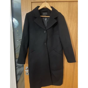 Svart Stockh LM kappa - Super fin svart, rak kappa från Stockh LM. Bilderna på biega kappan är samma modell för att se bättre passform.  Endast använd en vintersäsong så har därmed inga skavanker. 90% Ull, 10% Kashmir 2999 kr nypris💕💕 Köparen står för frakten. 