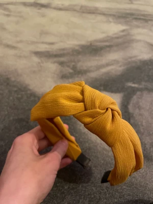 3st deadem - Rosa och gula: 30kr + frakt 15kr/st Svarta:35kr + frakt 15/st Frakt för alla blir 15-30kr