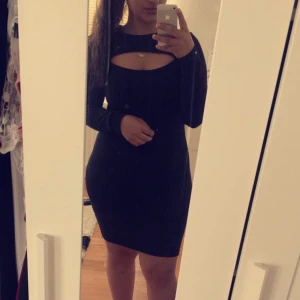 Klänning  - Svart långärmad klänning från BikBok, storlek M. 