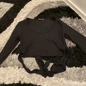 Tröja med knytning  - U ringning med band som man kan knyta i ryggen eller fram till.