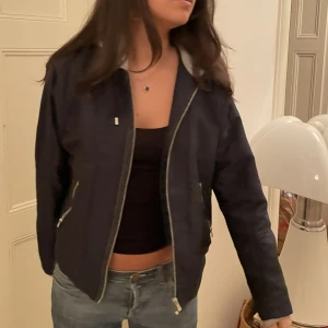 Snygg hoodie jacka!  - Supernajs hoodiejacka som är varm och perfekt till vintern!!! Fint skick❤️❤️ Gammal Zara