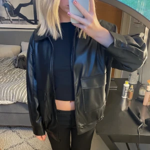 Jacka, M - Storlek M, använd 3 gånger. Köparen står för frakten 🤍