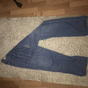 Jeans - Jeans med detaljer på bakficka.