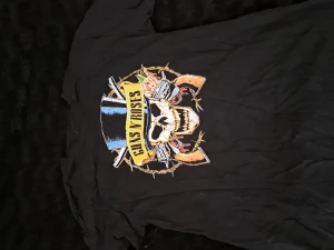 Guns n roses tshirt - Svart t shirt med tryck fram, står storlek L men skulle mer säga att det är en M 
