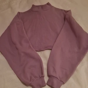 Tröja - Lila tröja från divided i nyskick. Storlek medium. 75 kr. Köparen står för frakten.