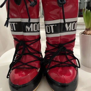 Tecnica Women’s 10 Vinyl Moon Boot  - Moon Boot röda endast använda ett par gånger. Finns inte att köpa längre.. 