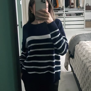 Mörkblå randig stickad tröja  - En mörkblå randig tröja som är använd fåtal gånger. Säljer pågrund av att den aldrig kommer till användning 