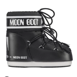 Moonboots  - Låga svarta moonboots. 🤗Köpta för 1395 kr förra vintern, relativt bra skick då de inte används så mycket. Säljer eller byter mot höga. Storlek 39-41 och passar mig som har 39/40. Pris går att diskutera, skriv för bilder😻