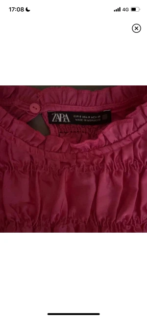 Zara tröja - Säljer denna fina topp från zara då den är för liten för mig.🥰 säljer för 200kr
