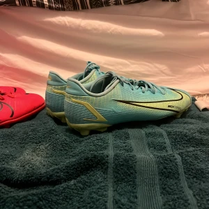 3 fotbolls skor str 38 - 300kr för allihopa.