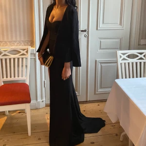 Balklänning  - Säljer min balklänning använde den 1 gång, bra skick, den är släp med slits och of shoulder, nypris 1800, säljer 1000 pris kan diskuteras 