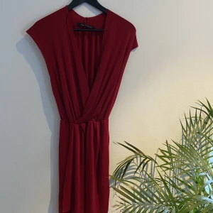 Klänning från zara - Jättefin klänning ifrån zara i storlek xs. Använd några gånger men som ny, perfekt nu till jul❤️