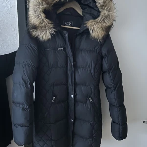 Vinterjacka  - Svart vinter jacka från vincon Polo Club  Fint skick, knappt använd.