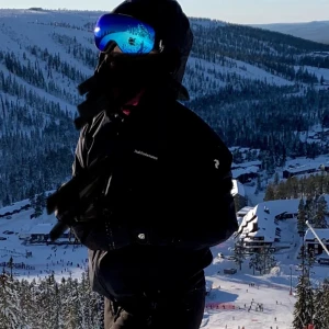 Peak performance skidjacka - En skit snygg simpel svart peak performance skidjacka. Använt en vecka i sälen, så jackan är i topp skick. Strl L, men skulle säga mer en M (peak är små i storleken). Nypris ca 3500&. Köparen står för frakten! Pris kan diskuteras