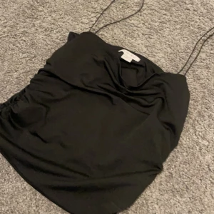 Linne - Säljer jättefint linne som tyvärr inte kommer till andvändning, säljes för 60kr. Storlek M