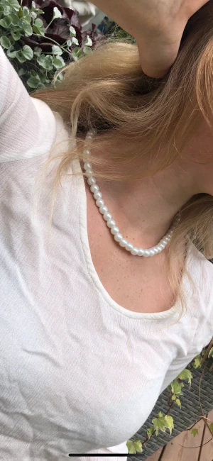Vitt pärlhalsband - 40kr + frakten ( 13kr) Kontakta oss för att köpa. Görs i storleken som kunden vill ha. 
