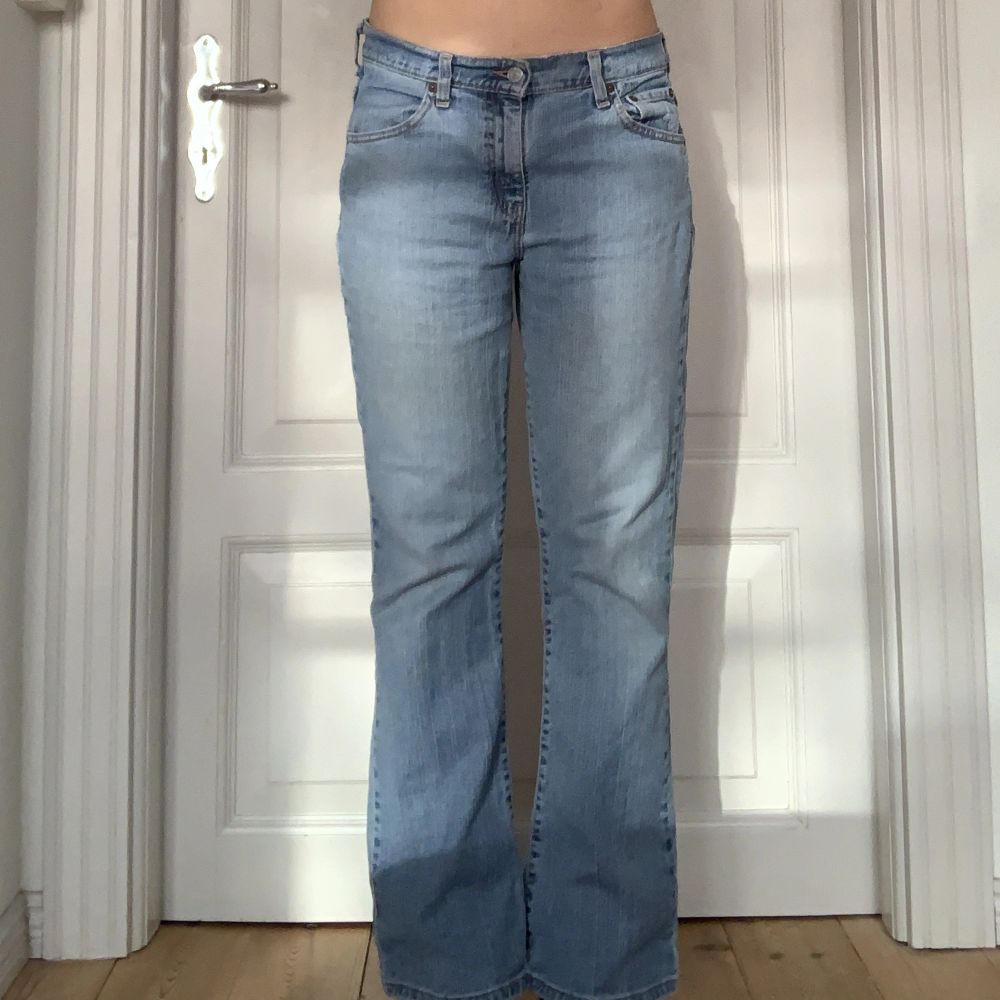 Jätte snygga lågmidjade Levis jeans! Midjemått rakt över: 43 cm. Innebenslängd: 74 cm. Jeans & Byxor.