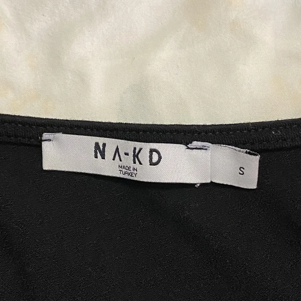Fin svart croppad tröja i storlek S från nakd. Använd men fortfarande i bra skick. Säljer för 100 kr, köpare står för frakten. 💖. Toppar.