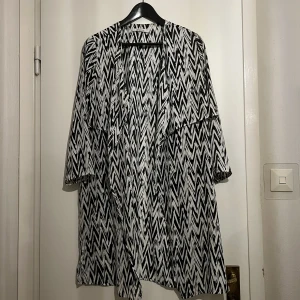 Vit/svart tunika ifrån Gina!  - Vit/svart tunika ifrån Gina! Mellanlängd + fickor. Perfekt att slänga över linnet 