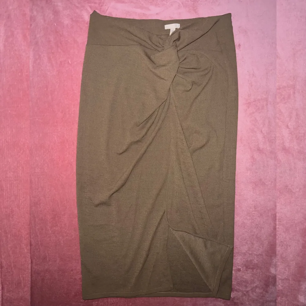 Brun pennkjol  Passform: bredden på midjans del är 44cm och kjolens längd från midjan ner till foten är: 94cm lång. Material är skön. Har använt kjolen 3 gånger :kr. Kjolar.