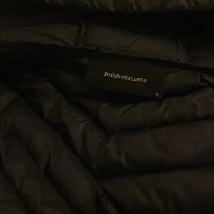 Jacka - Säljer denna peak performance jacka i storlek S säljer pågrund av ingen användning säljer för 2000kr pris kan diskuteras 
