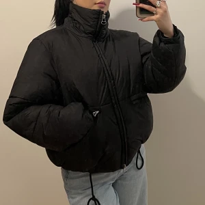 Svart pufferjacka - Vinterkack i bra skick. Sköna, varma och passar till nästan allt😊