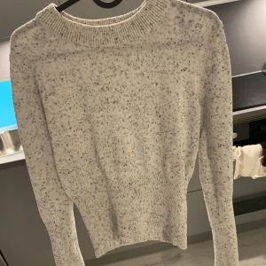 COS - Fin tröja från COS i storlek S. Sitter åt i midjan