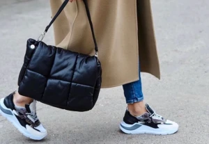 Stand Studio Wanda clutch bag - Stand Studio Wanda Clutch bag i svart skinn, i väldigt gott skick då den knappt använts. Kommer med dustbag.  Nypris 4200 kr. 