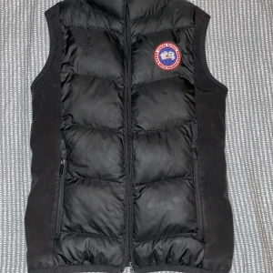 Canada goose väst - Lite använt skick därför det billiga priset, storlek S.  Finns att hämta i sollentuna, kan även mötas i stockholm!