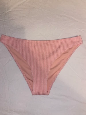 H&M - Ett par bikini trosor som är för små och aldrig använt i storlek 42. Man får stå för frakten själv och pris för frakten kan vi diskutera🥰