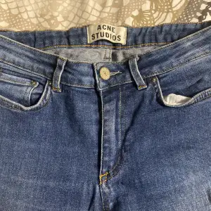 Snygga slimmade jeans från Acne