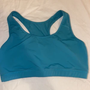 New body  - En blå sporttopp i storlek M/80 den sitter ganska tajt runt om. Använd ett antal gånger men pga att den sutit  tajt så har jag inte använt den mycket, man får stå för frakten själv och pris kan vi diskutera för frakten 🥰