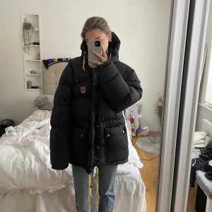Fjällräven - Fjällräven jacka perfekt nu till vintern! Köpt här på plick förra året, men nyskick då jag knappt använt den. Den har någon defekt på ena armen, skriv för fler bilder💗 (Pris kan diskuteras)