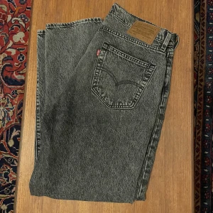 Levis 562 - Nya jeans från Levi’s modell 562. Storlek 34/34 herr men funkar absolut på dam också.   Använda ca 5 gånger så typ nyskick. Köpta på Carlings för 999kr. Pris går att diskutera!! Flyttar 1/12 så behöver vara snabb affär!!!💗
