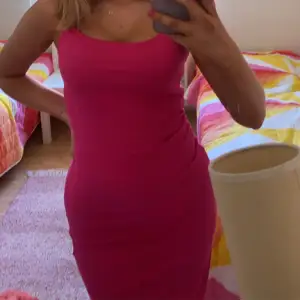 Säljer min jättesnygga rosa klänning från newyorker. Klänningen är i storlek 36 och väldigt stretchig!!