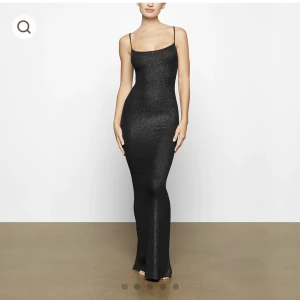 Skims klänning - Skims soft lounge shimmer dress! Helt ny endast testad. Säkra din nyårsklänning redan nu innan allting blir slutsålt.💪🏼 (Denna storlek samt XS är slutsålt på skims hemsida)