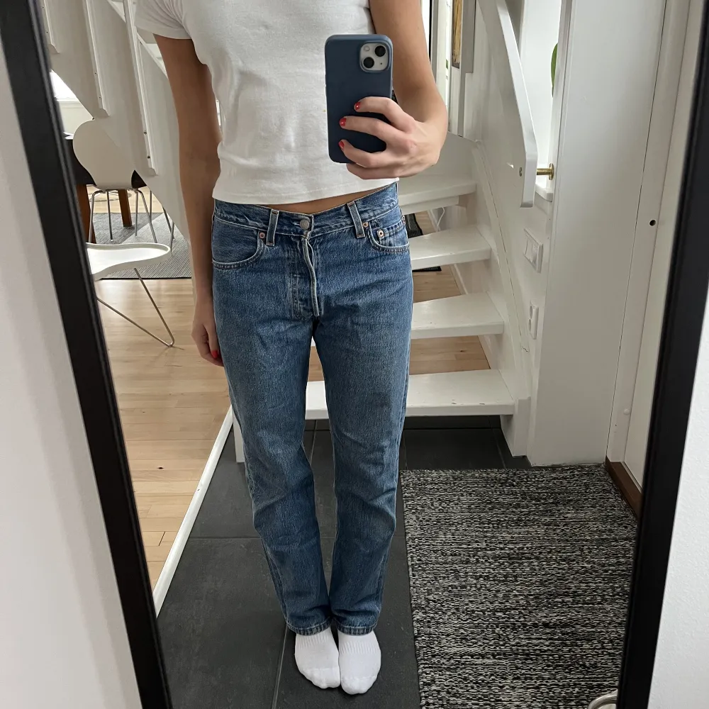 Säljer mina Levis jeans i modellen 501 eftersom de är lite för små för mig. De är i bra skick och har inga fläckar eller hål någonstans.. Jeans & Byxor.