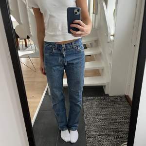 Säljer mina Levis jeans i modellen 501 eftersom de är lite för små för mig. De är i bra skick och har inga fläckar eller hål någonstans.