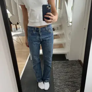 Säljer mina Levis jeans i modellen 501 eftersom de är lite för små för mig. De är i bra skick och har inga fläckar eller hål någonstans.