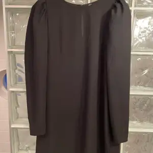 Söt klänning med liten puffärm i stl S från H&M