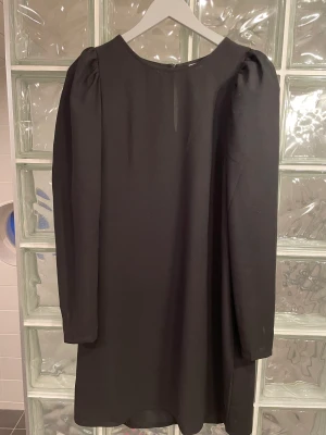 Klänning i A-linjemodell  - Söt klänning med liten puffärm i stl S från H&M