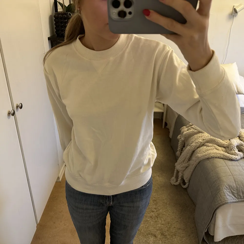 Säljer min super sköna vita collagetröja då den inte kommer till användning. Storlek XS men sitter som en S. Nypris 349kr, Säljer för 60kr❤️. Neuletakit & Villapaidat.
