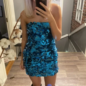 Nyårsklänning!  - Säljer denna jätte jätte fina klänning som jag älskar, tyvärr lite stor åt mig😫 använd en gång bara!