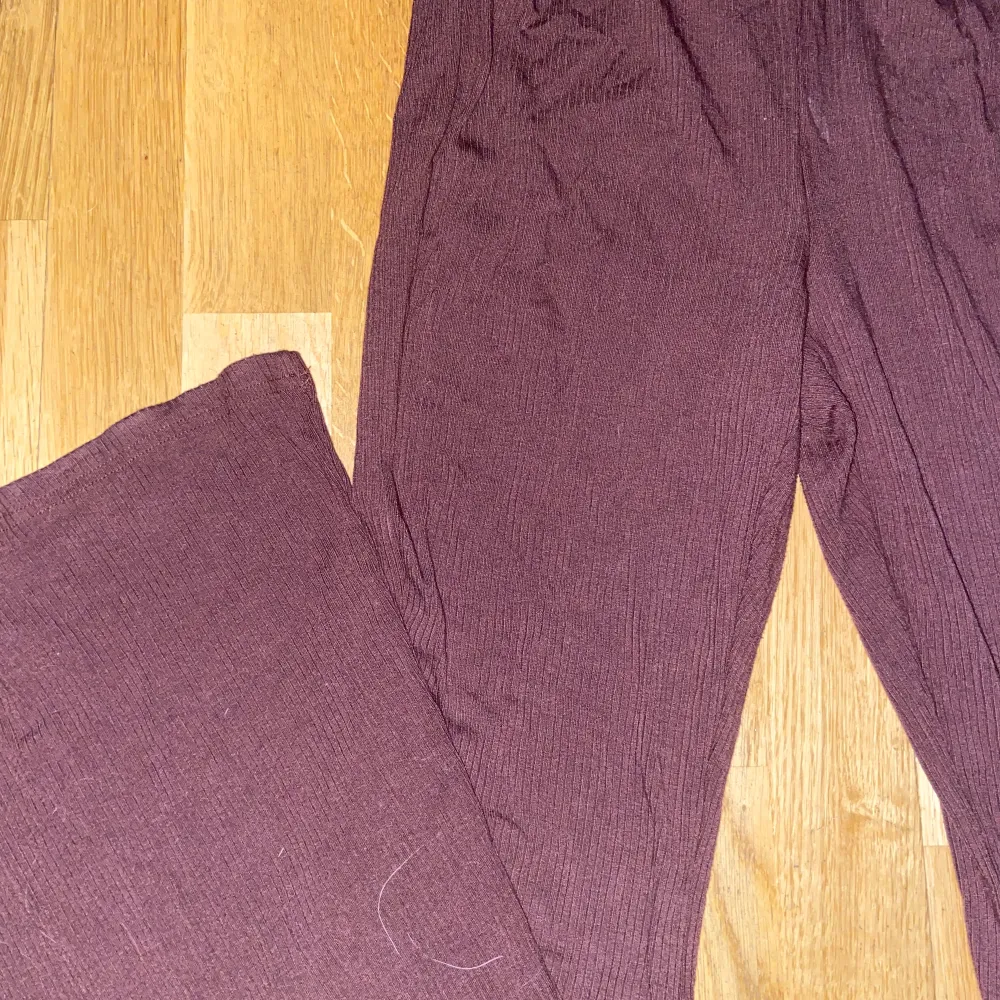 Ett par utsvängda bruna tights, för stora för mig men i supergott skick. Använt en gång kanske! (Köpte för 190kr). Jeans & Byxor.